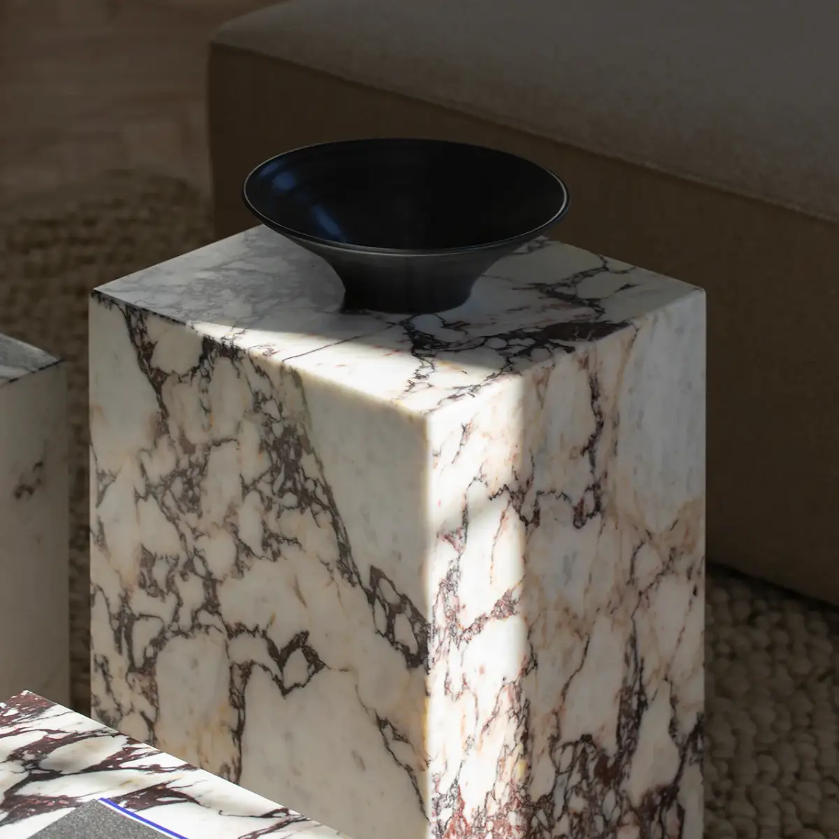 Plinth-sivupöytä, korkea, marmori, Calacatta Viola