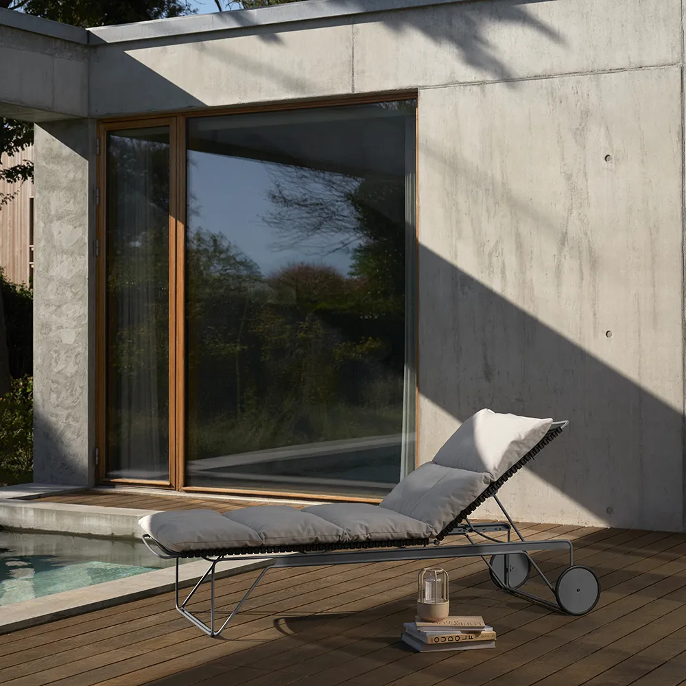 Click Adjustable chaise longue Black. Frame: Grey