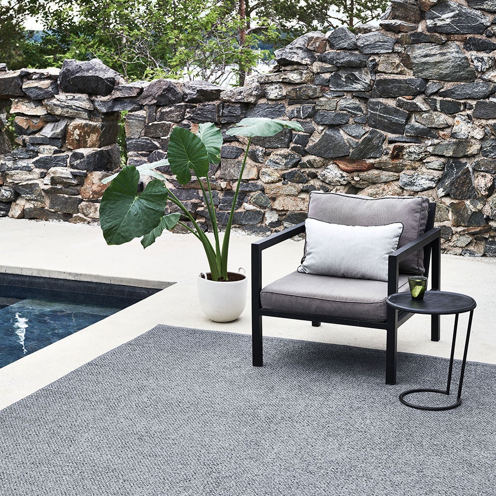 Svea matto 230x320 cm granit / black metallic 