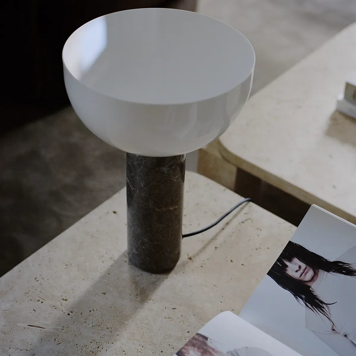 Kizu Pöytävalaisin Large Musta Marble EU