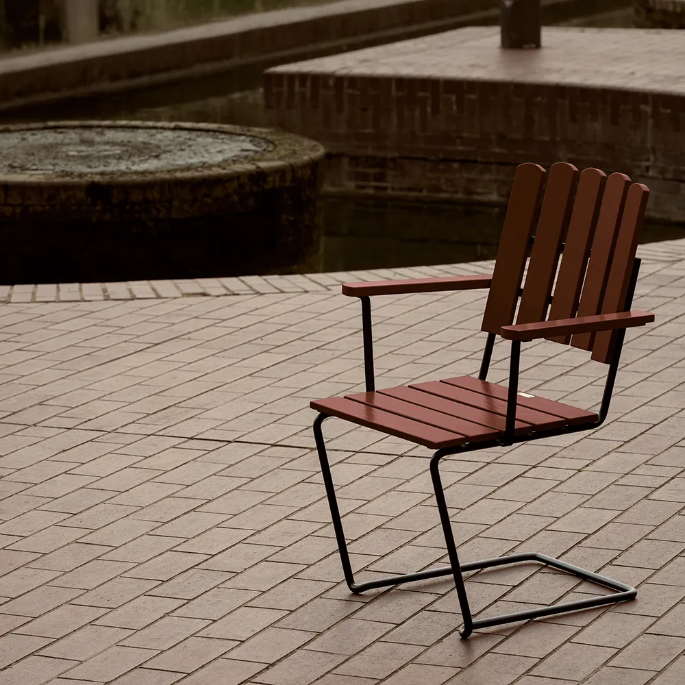 A2 nojatuoli Tummanpunainen lakattu tammi / Musta