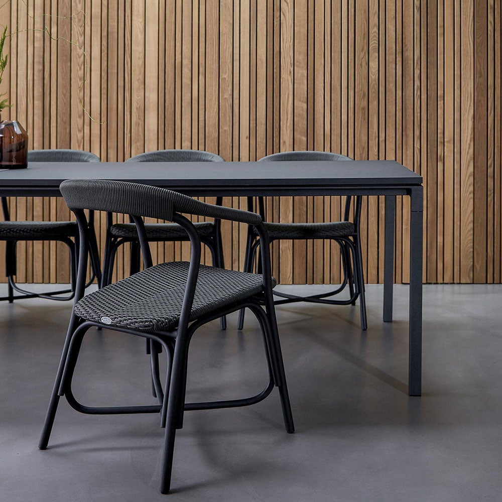 Noble käsinojallinen tuoli rottinki musta