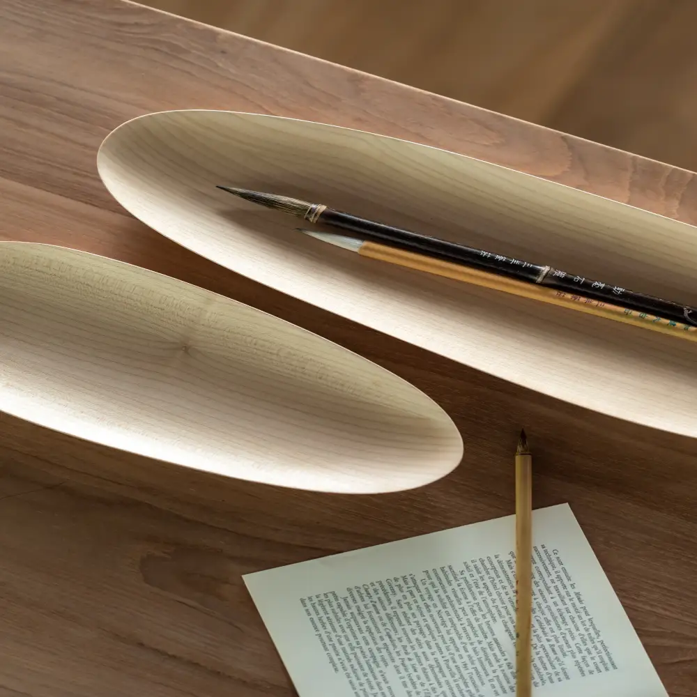 Thin soikeat tarjottimet lakattua vaahteraa- 2 kappaletta