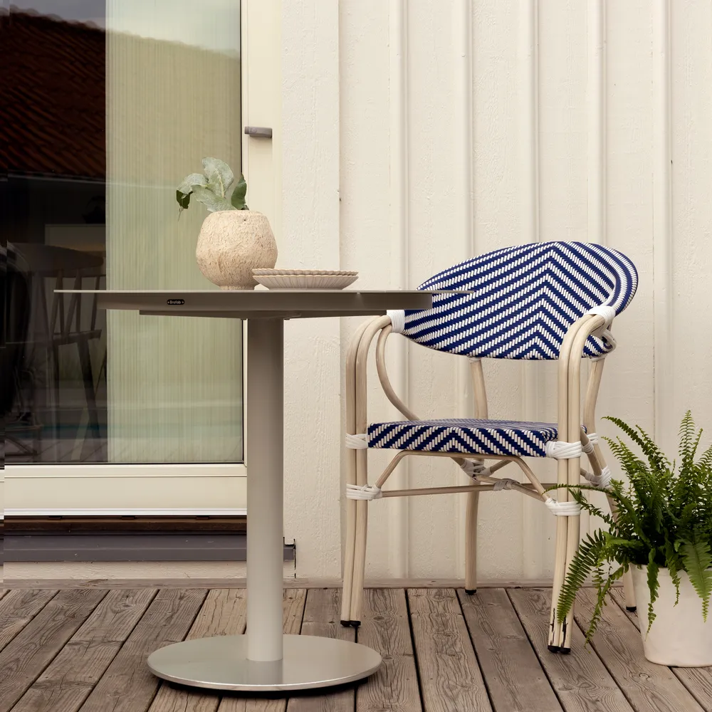 Bistrotuoli käsinojilla Parterre Svart/Svart