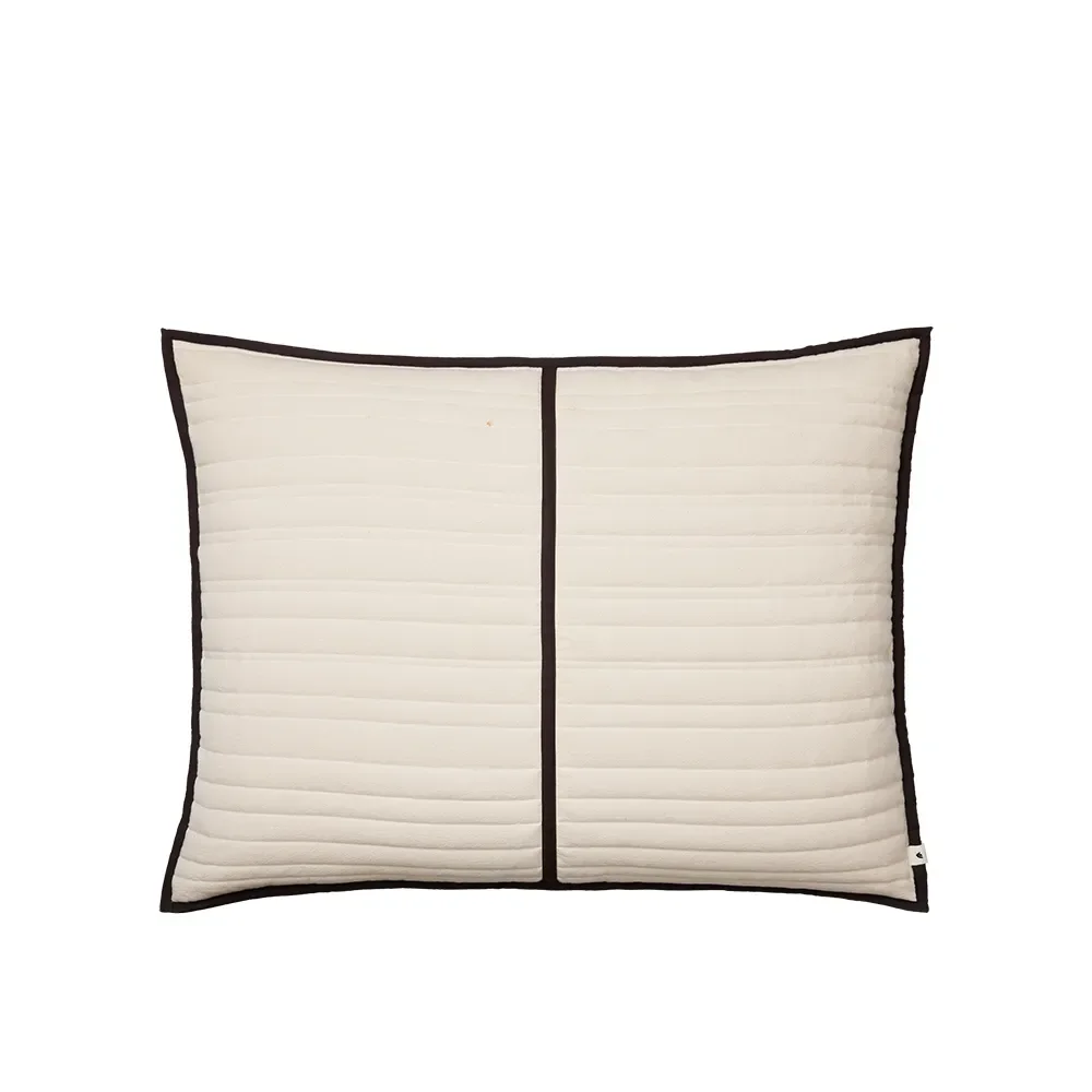 Tikkattu koristetyyny luomupuuvillasta Vari