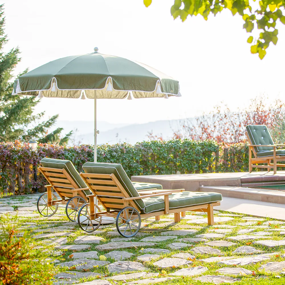 Aurinkovuotee kanssa käsinoja tiikki 