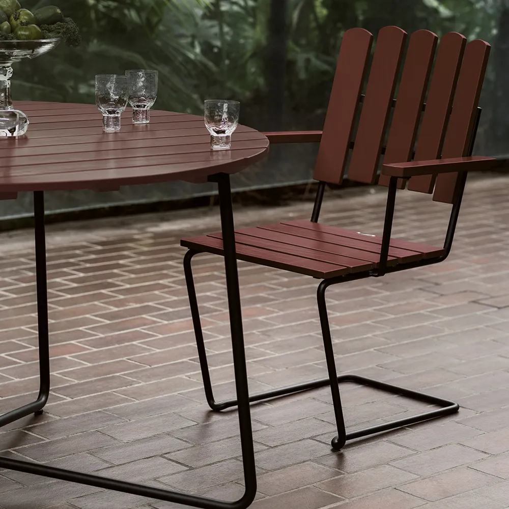 A2 nojatuoli Tummanpunainen lakattu tammi / Musta