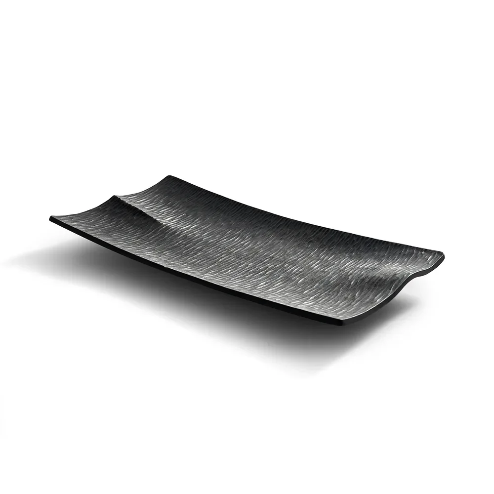 Japani tarjotin mustaksi lakattua mahonkia