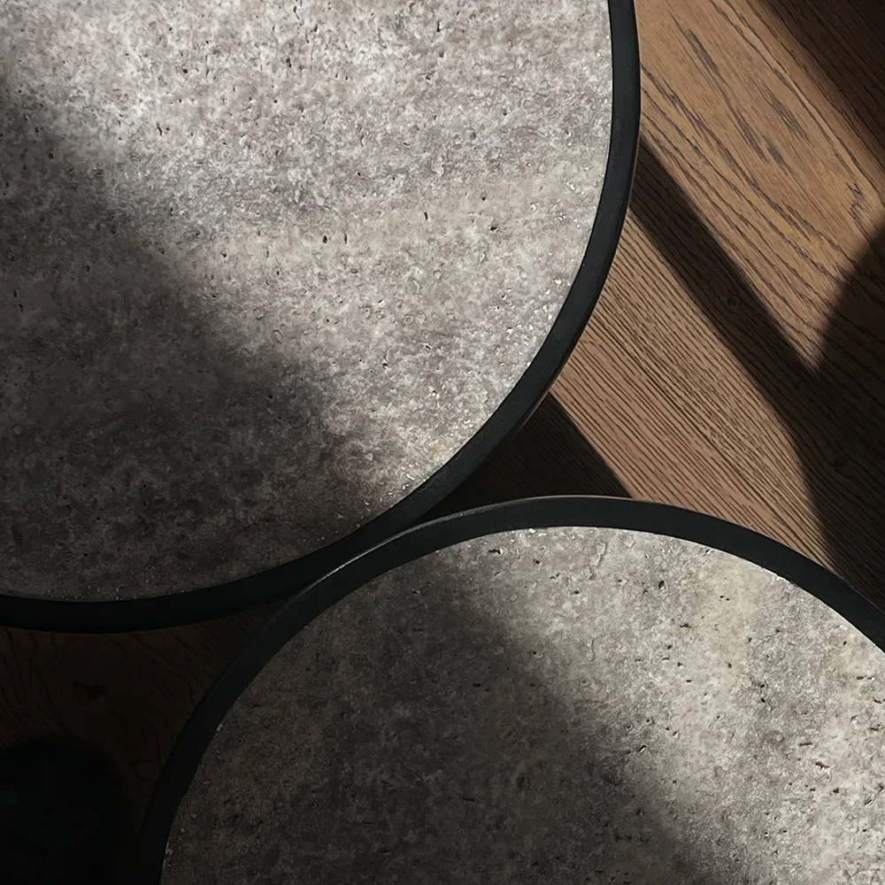 Trumpet-sohvapöytä korkea - hopeinen travertiini