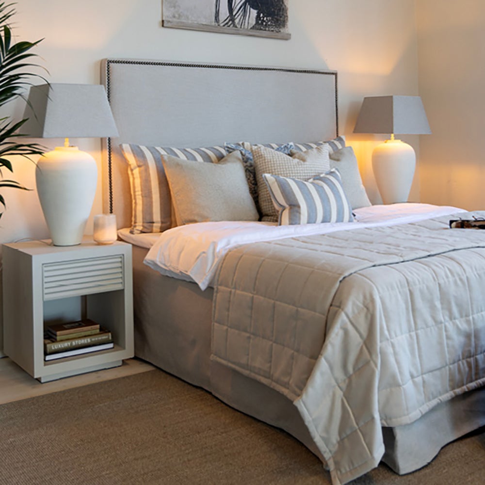 HAYDENin yöpöytä tammiviilu-Ivory sumua