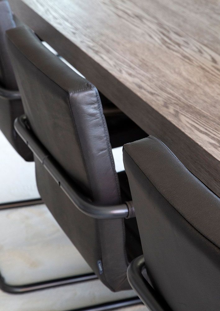 Sabina käsinojallinen tuoli musta Artwood