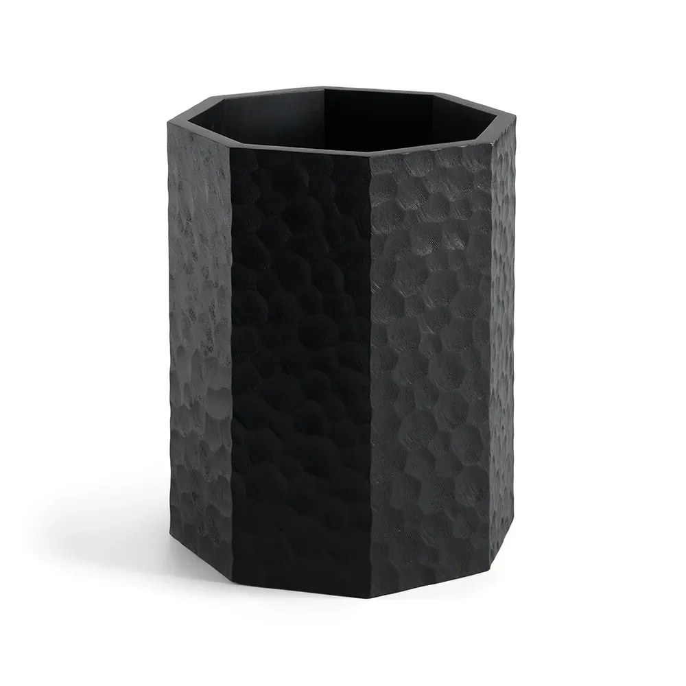 Chopped paperikori mustaksi lakattua mahonkia