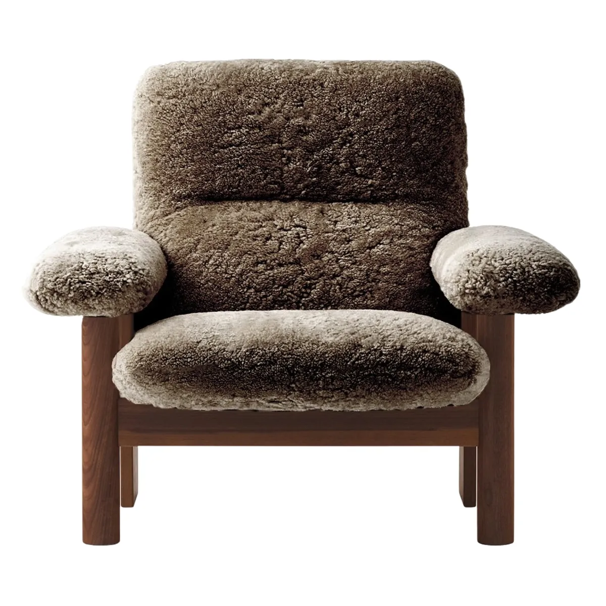 Brasilia lounge-tuoli täysverhoiltu korkea selkä nelijalkainen runko tummaksi petsattu täyspuinen tammi Sheepskin Nevotex Sahara