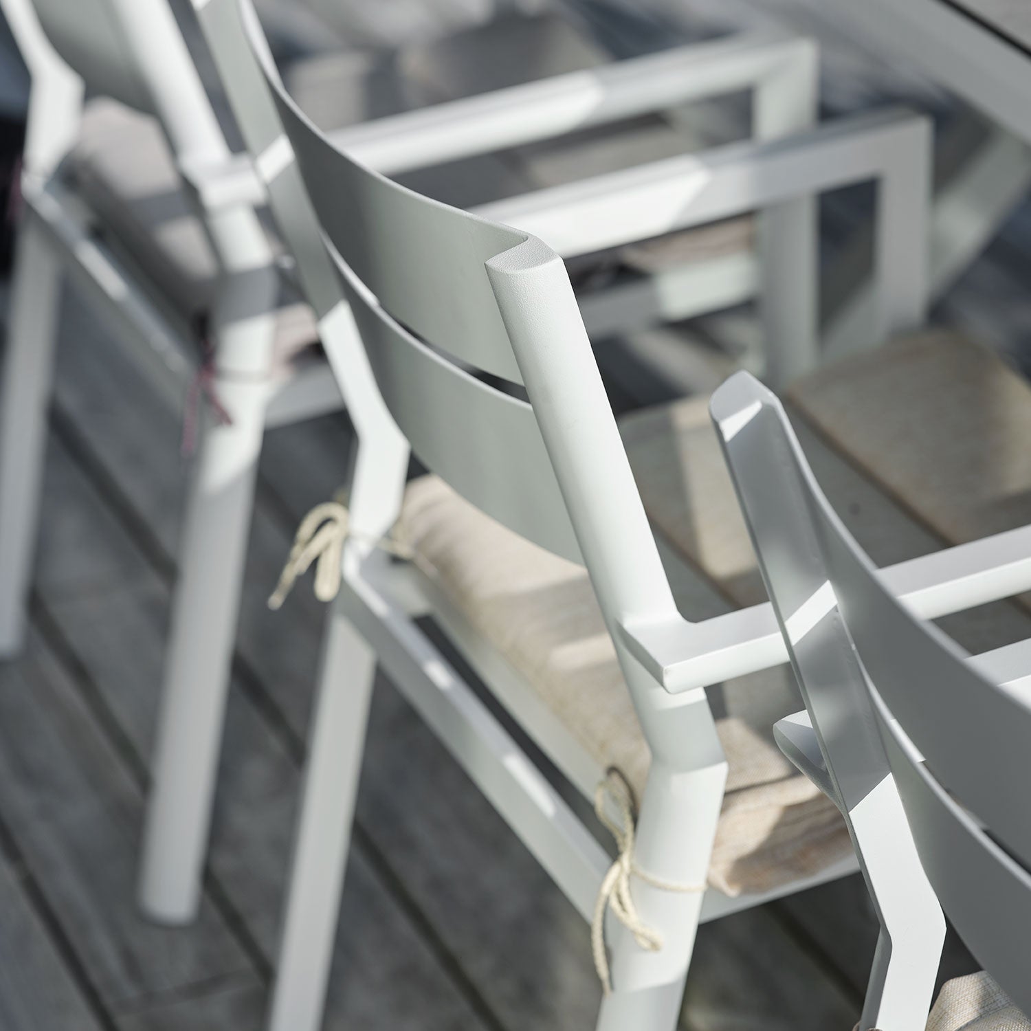 Delia käsinojallinen tuoli valkoinen Brafab