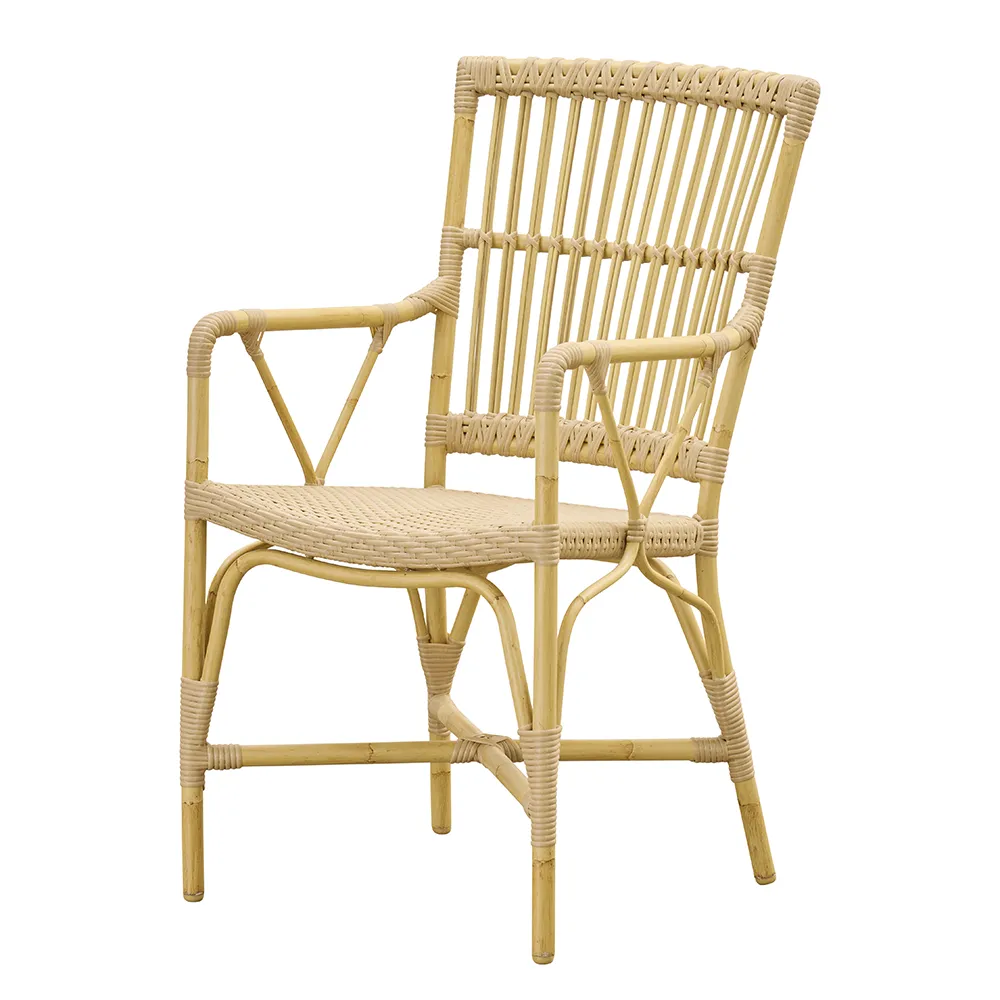 Piano-tuoli keinotekoisesta rottingista