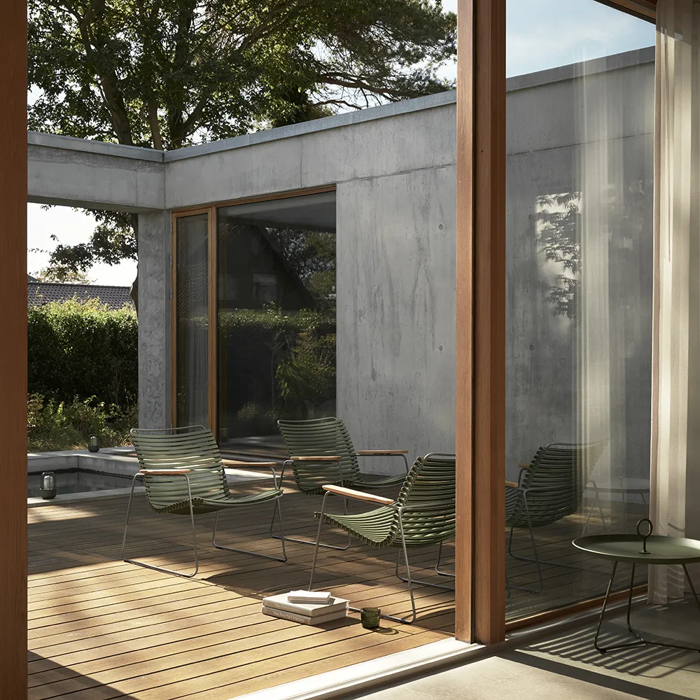 Click Roomy lounge chair Black. Frame: Grey. Armrest: Bamboo