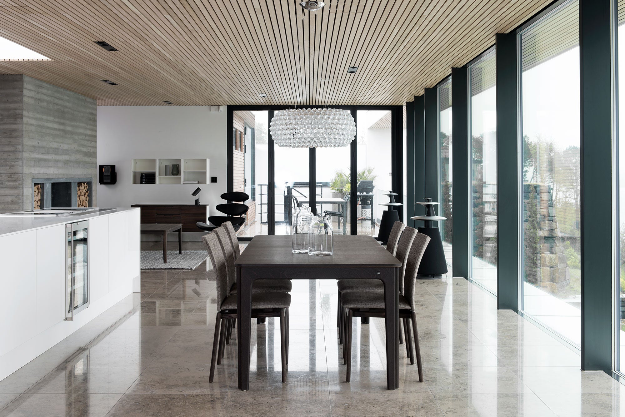 Sm27 Pöytä Saksanpähkinäöljy/Musta Nanolaminaatti