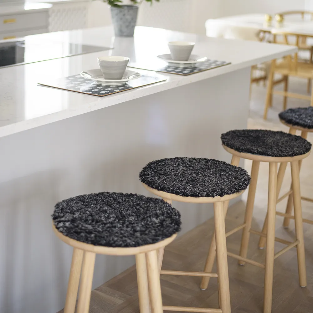 Curly forma istuintyyny lampaannahasta Dark Grey