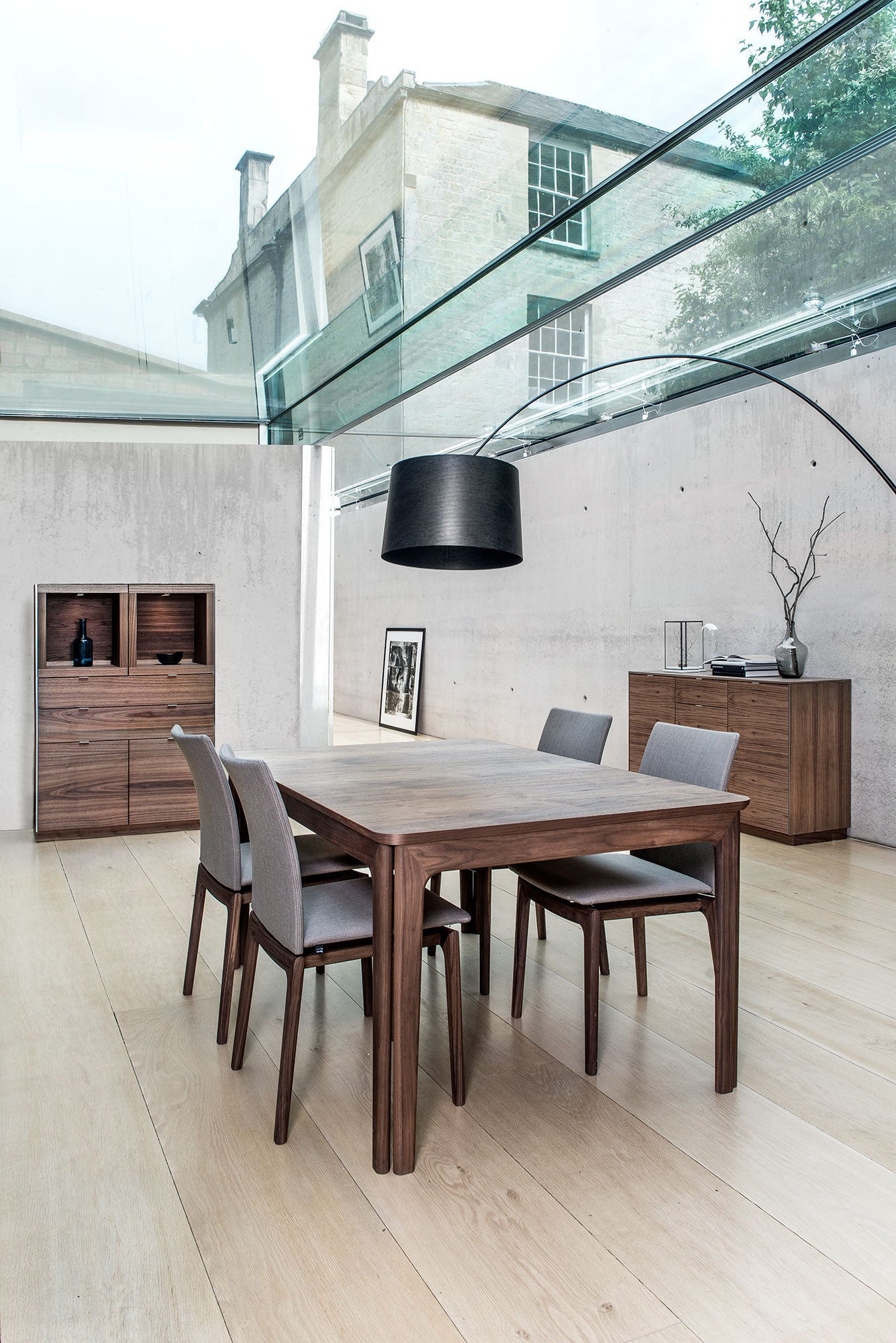 SM26 Pöytä Saksanpähkinäöljy/Musta Nanolaminaatti 155-308/359x101x74 cm