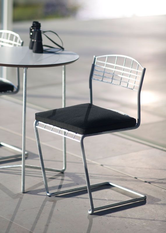 Pöytä High Tech 60 valkoinen laminaatti / kuumasinkitty runko Grythyttan Stålmöbler