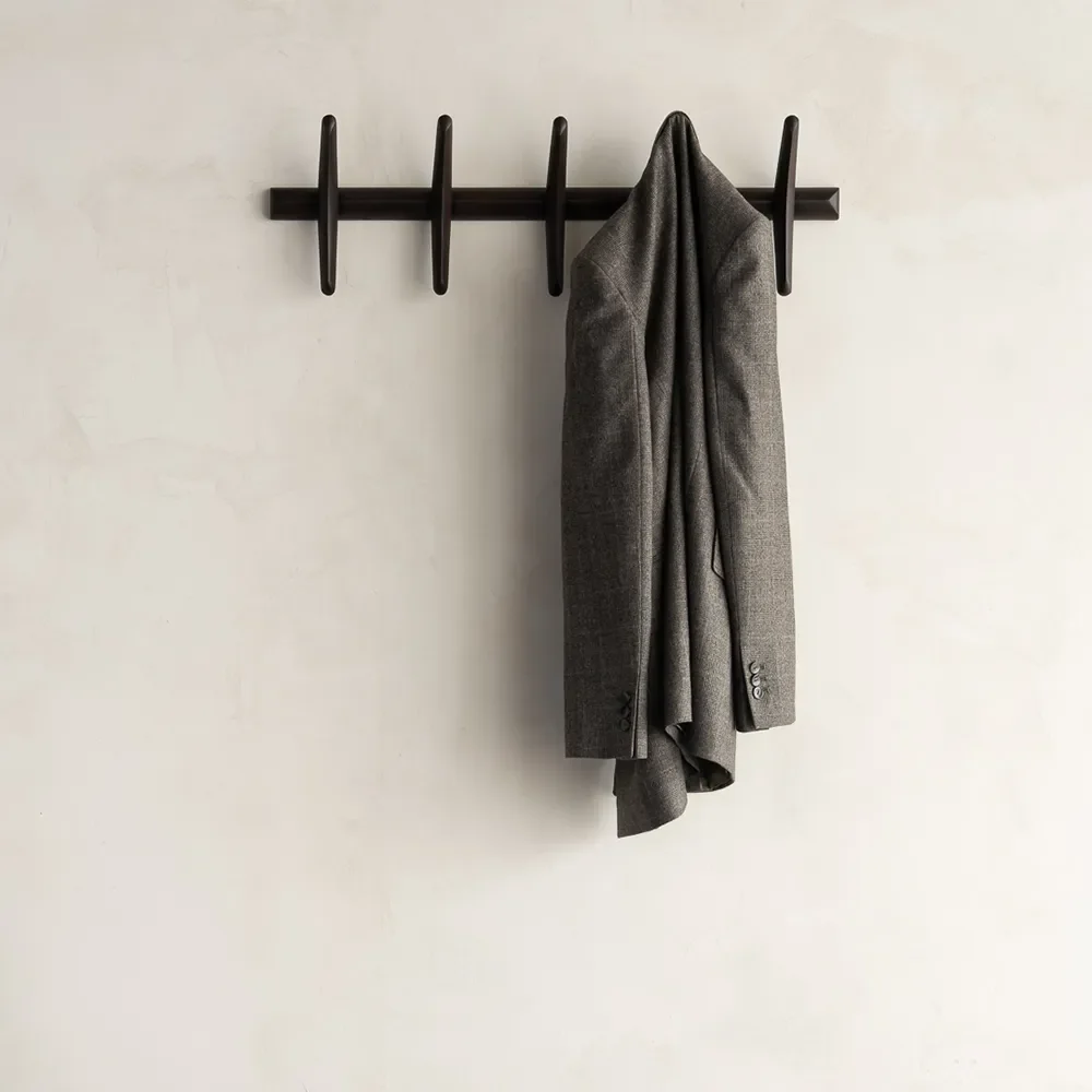 PI-naulakko vaaleanruskeaksi lakattua mahonkia