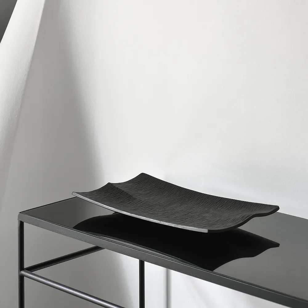 Japani tarjotin mustaksi lakattua mahonkia