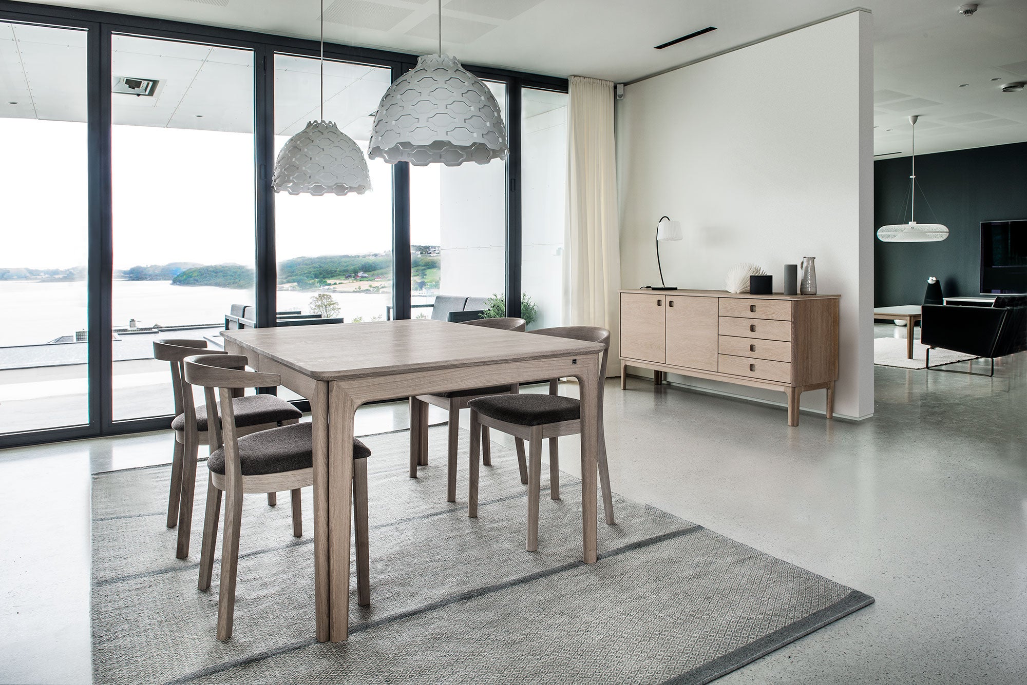 SM26 Pöytä Saksanpähkinäöljy/Musta Nanolaminaatti 155-308/359x101x74 cm