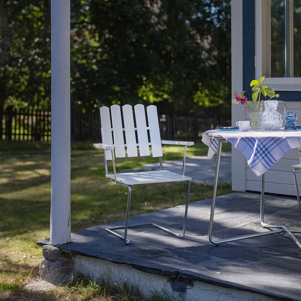 A2 nojatuoli valkolakattua tammea / kuumasinkitty runko Grythyttan Stålmöbler