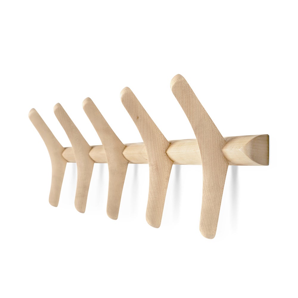 PI-vaatehenkari lakattu vaahtera