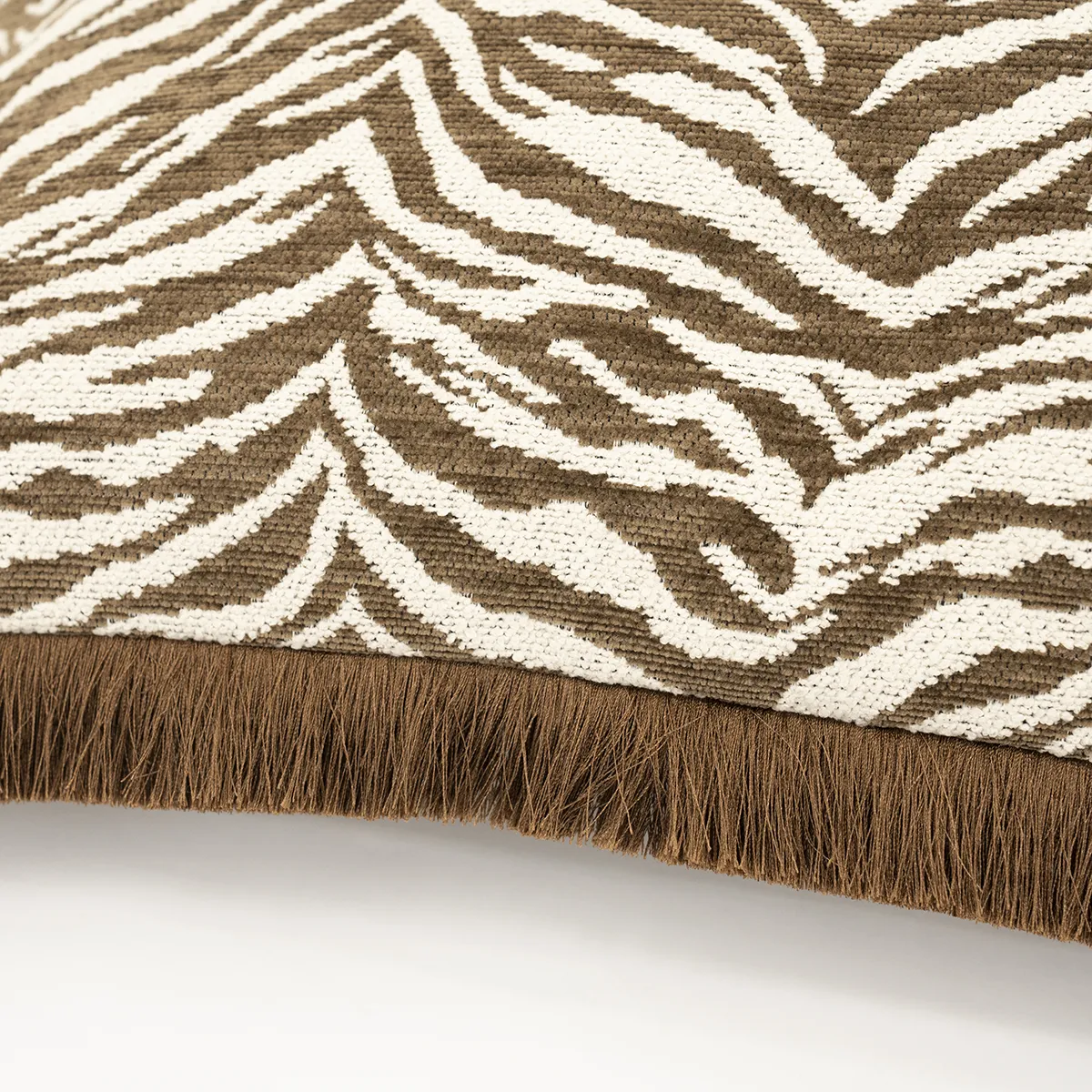 Koristetyyny hapsuilla Tigra Brown 40x60 cm