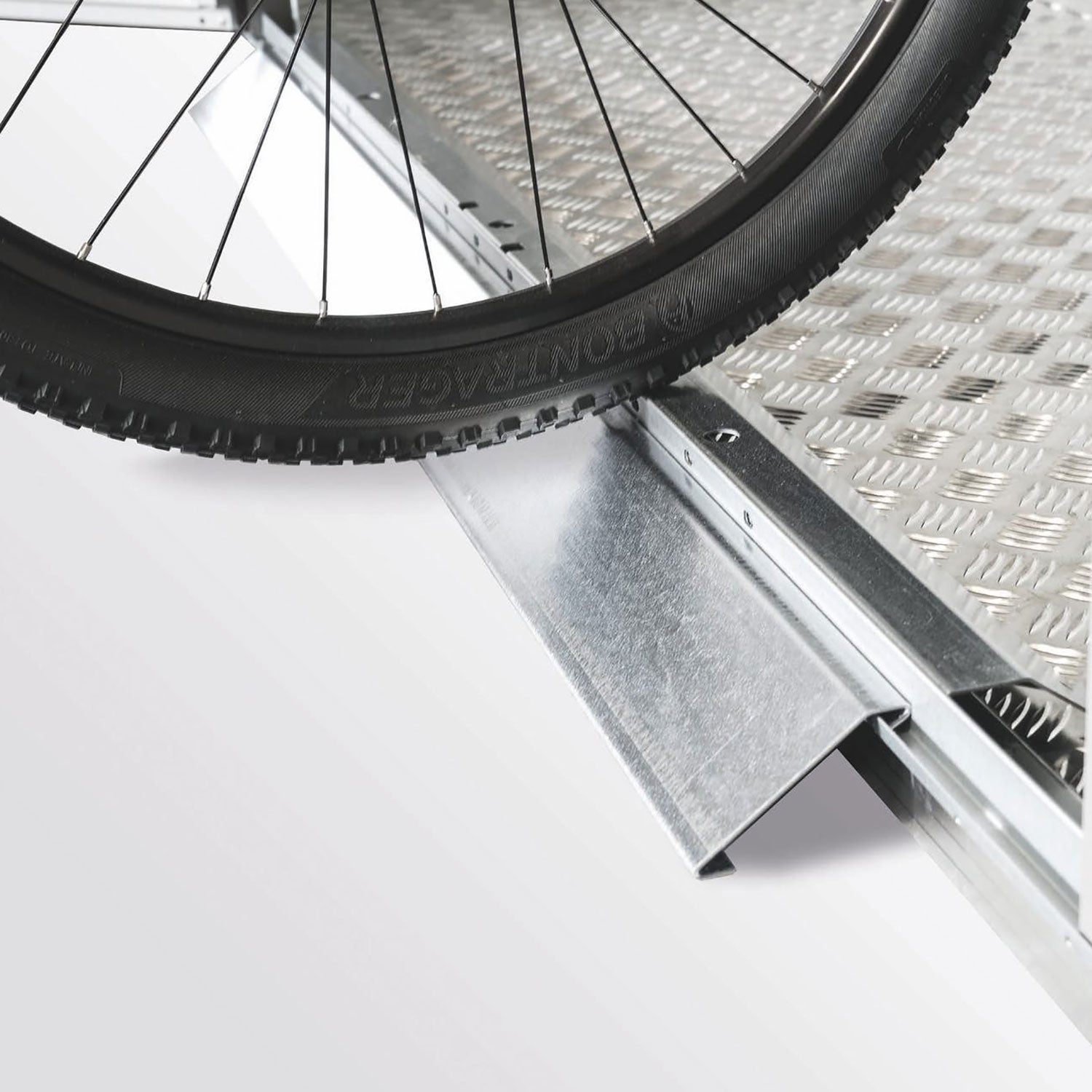 Tröskelramp endast vid dubbeldörr ja golvram 135x14,5x7 cm