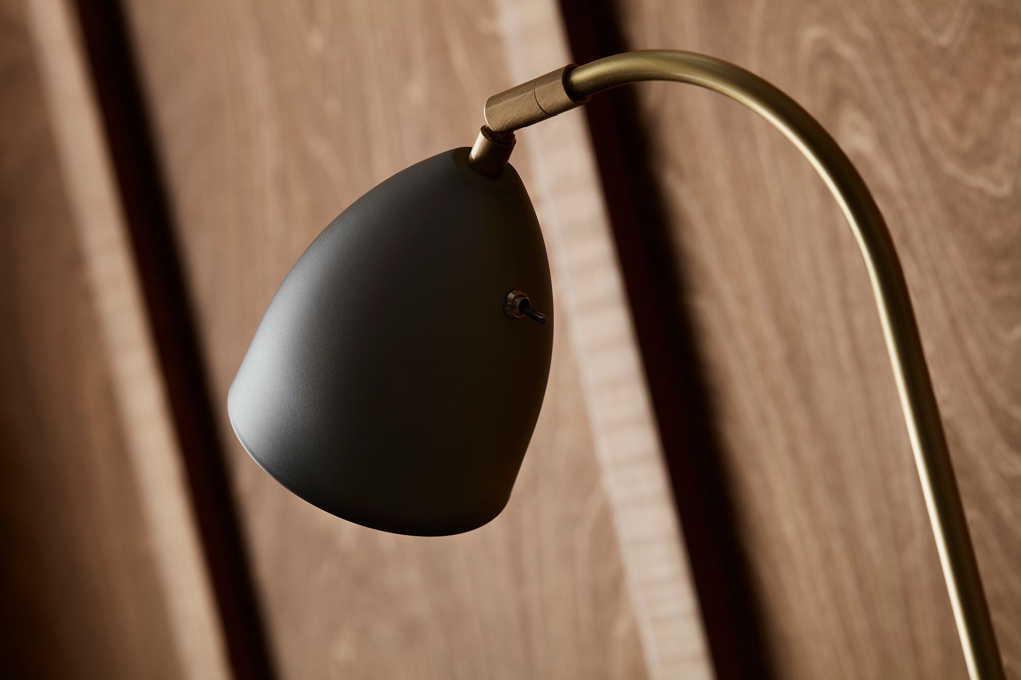 Deluxe lattiavalaisin Varmgrå/messinki Mr16 sis. lamppu