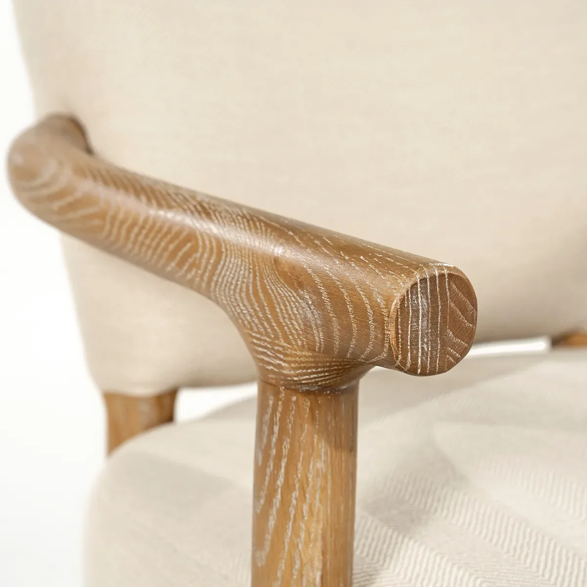 Käsinojallinen nojatuoli saarnipuuta Glenn Herringbone Beige