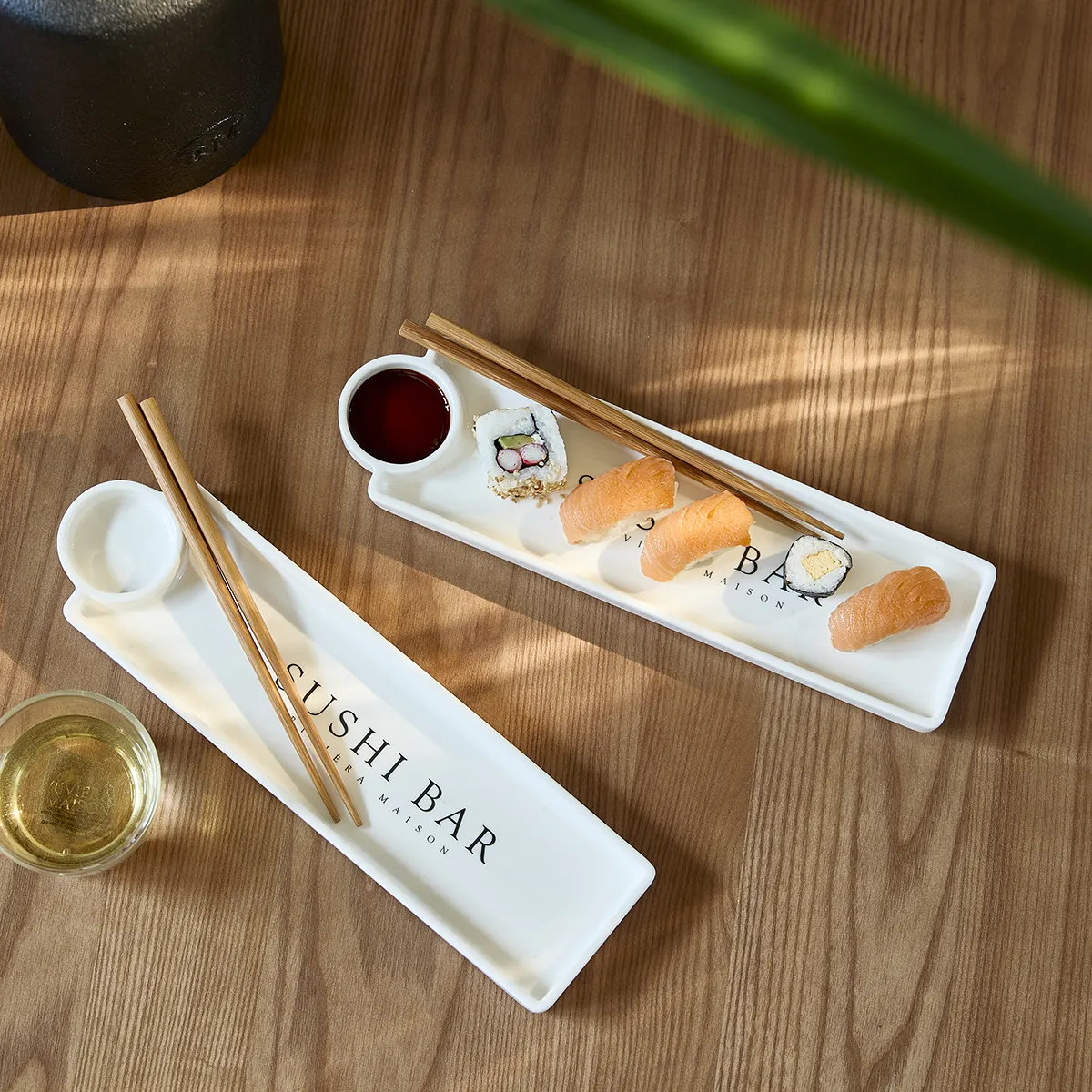 Lautanen Sushi Bar syömäpuikoilla