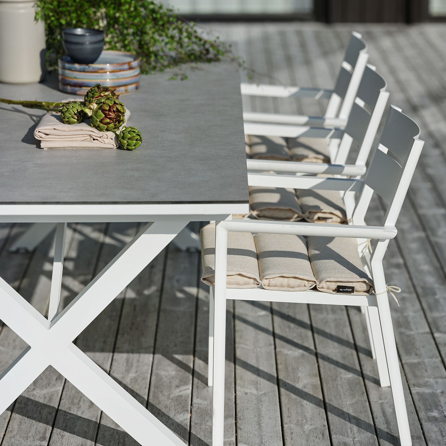 Delia käsinojallinen tuoli valkoinen Brafab