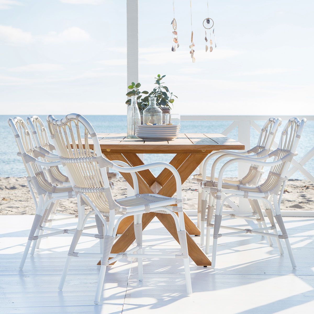 Margret-käsinojatuoli valkoisena / beige keinorottinkina