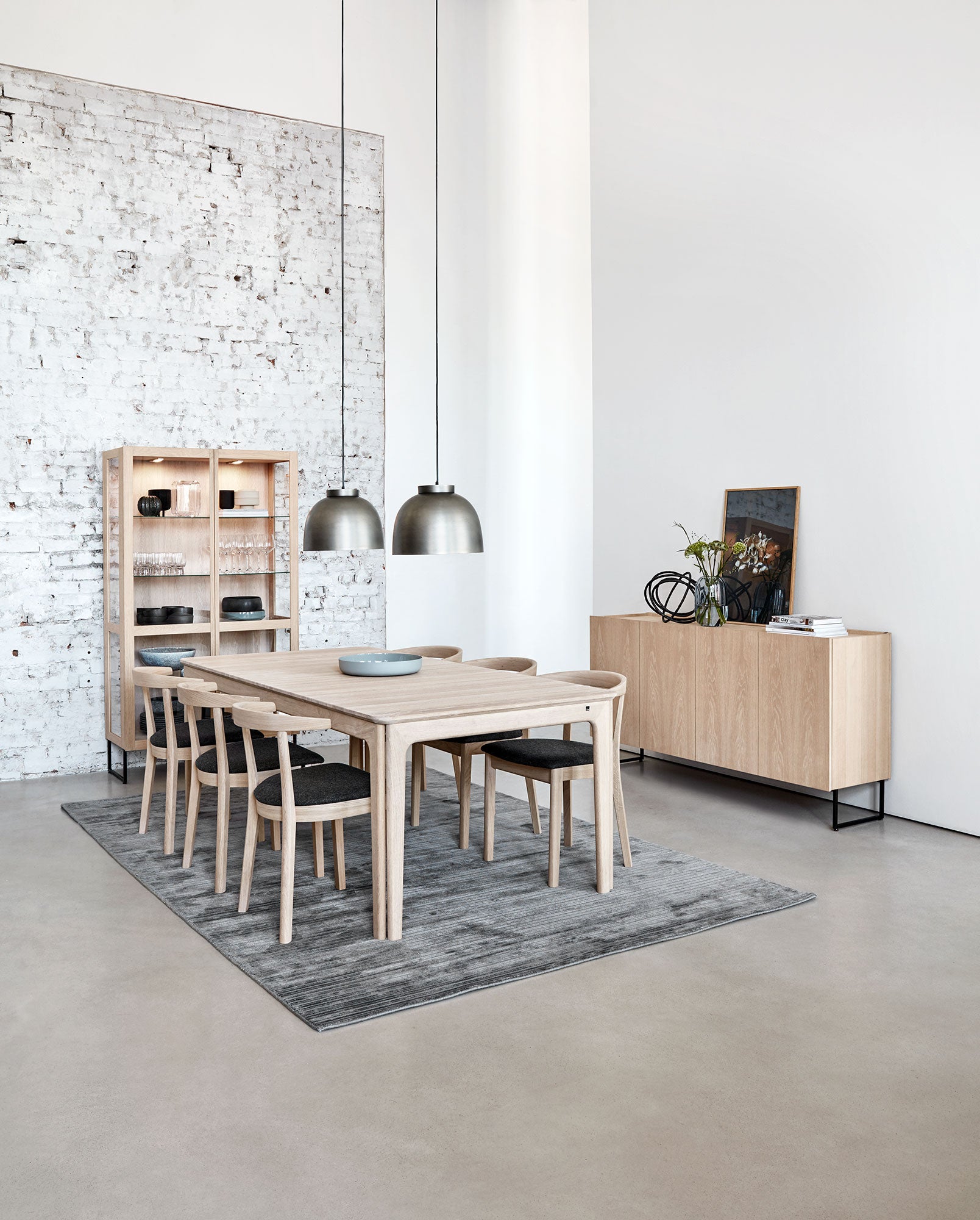 Sm27 Pöytä Saksanpähkinäöljy/Musta Nanolaminaatti