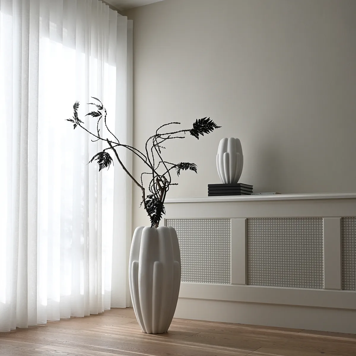 Käsintehty maljakko Bloom Slim Mini Bone White H34 cm