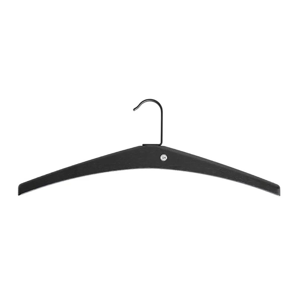 Cora Henkari Mustaksi värjätty tammi