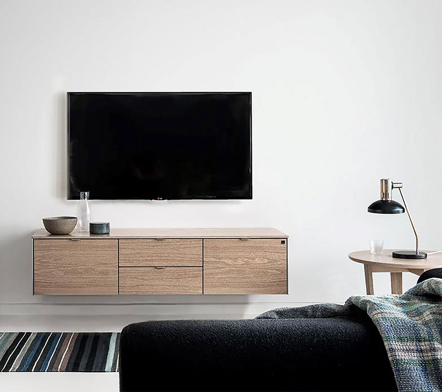 Sm931 Tv-penkki musta tammi lakka 146X44X40Cm