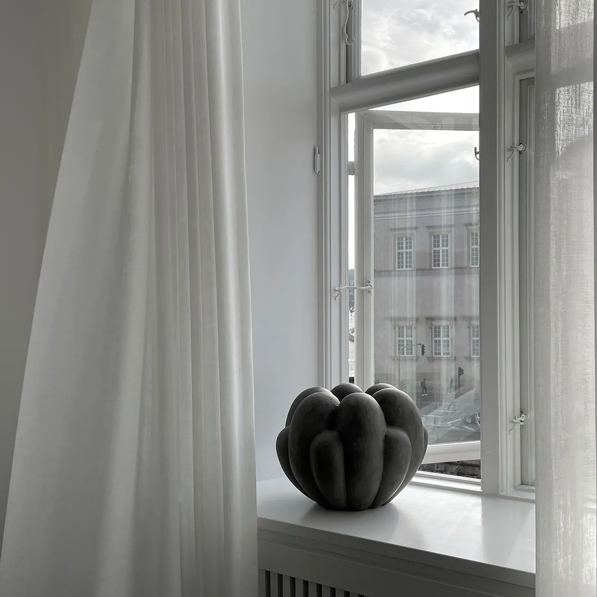 Käsintehty maljakko Bloom Mini Dark Grey H27 cm
