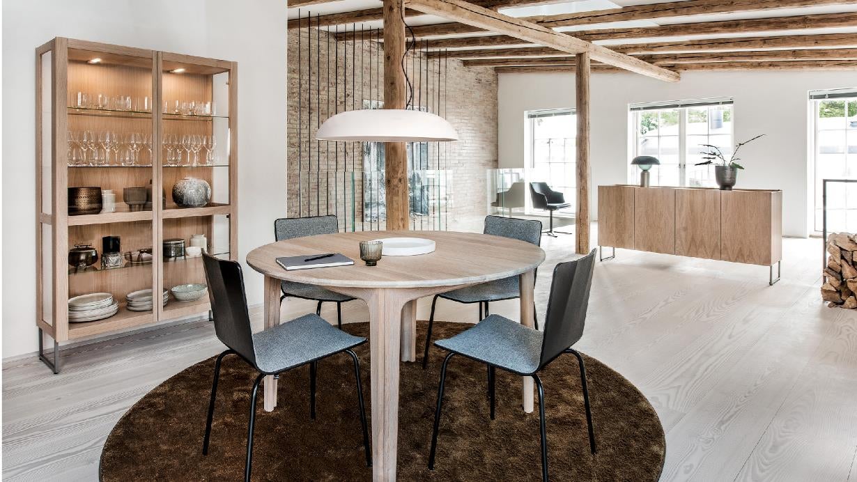 Sm801 ruokapöytä musta teräs ja nahka