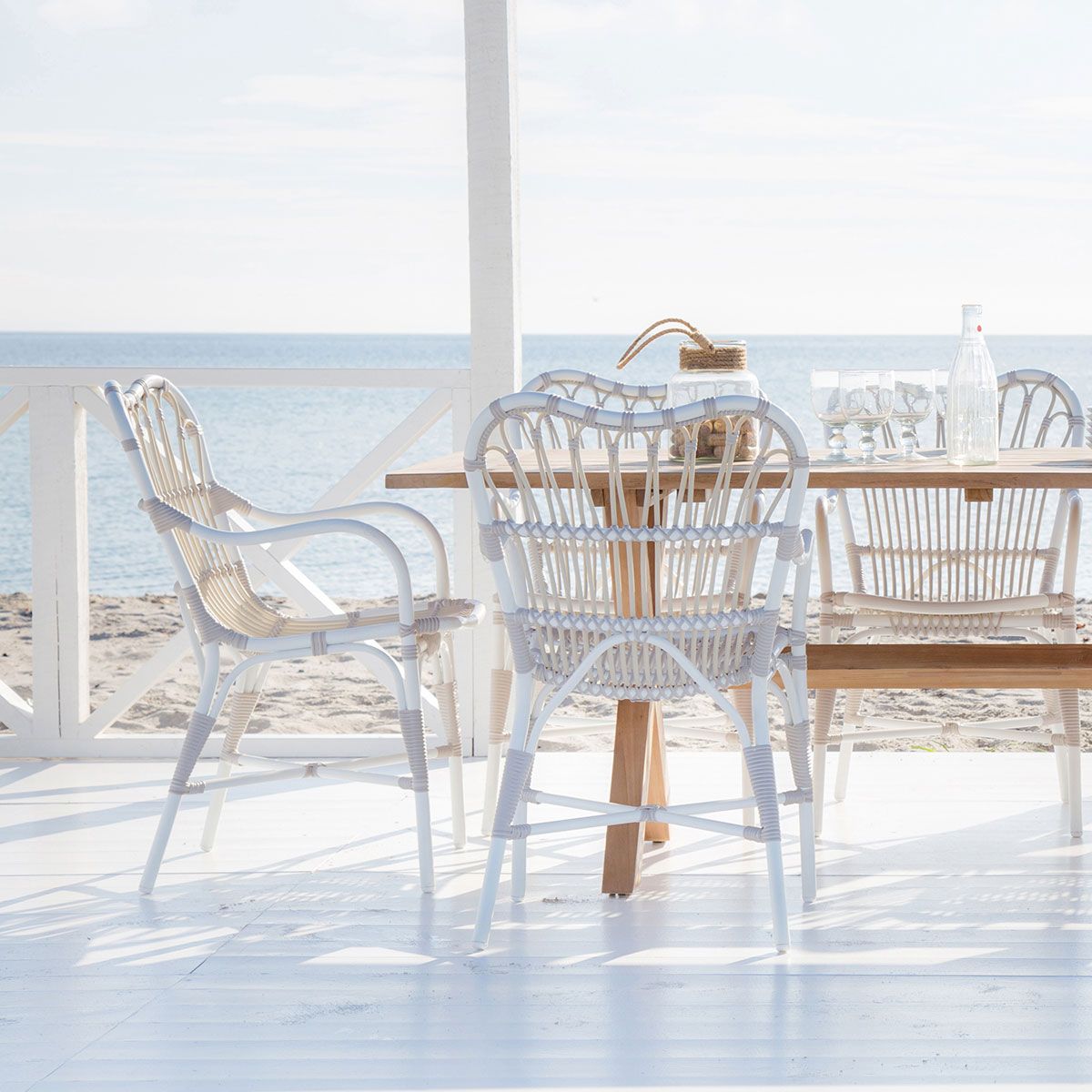 Margret-käsinojatuoli valkoisena / beige keinorottinkina