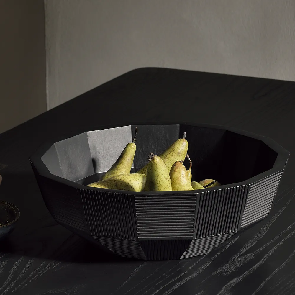 Striped kulho mustaksi lakattua mahonkia