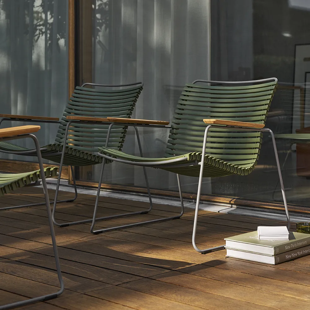 Click Roomy lounge chair Pigeon blue. Frame: Grey. Armrest: Bamboo