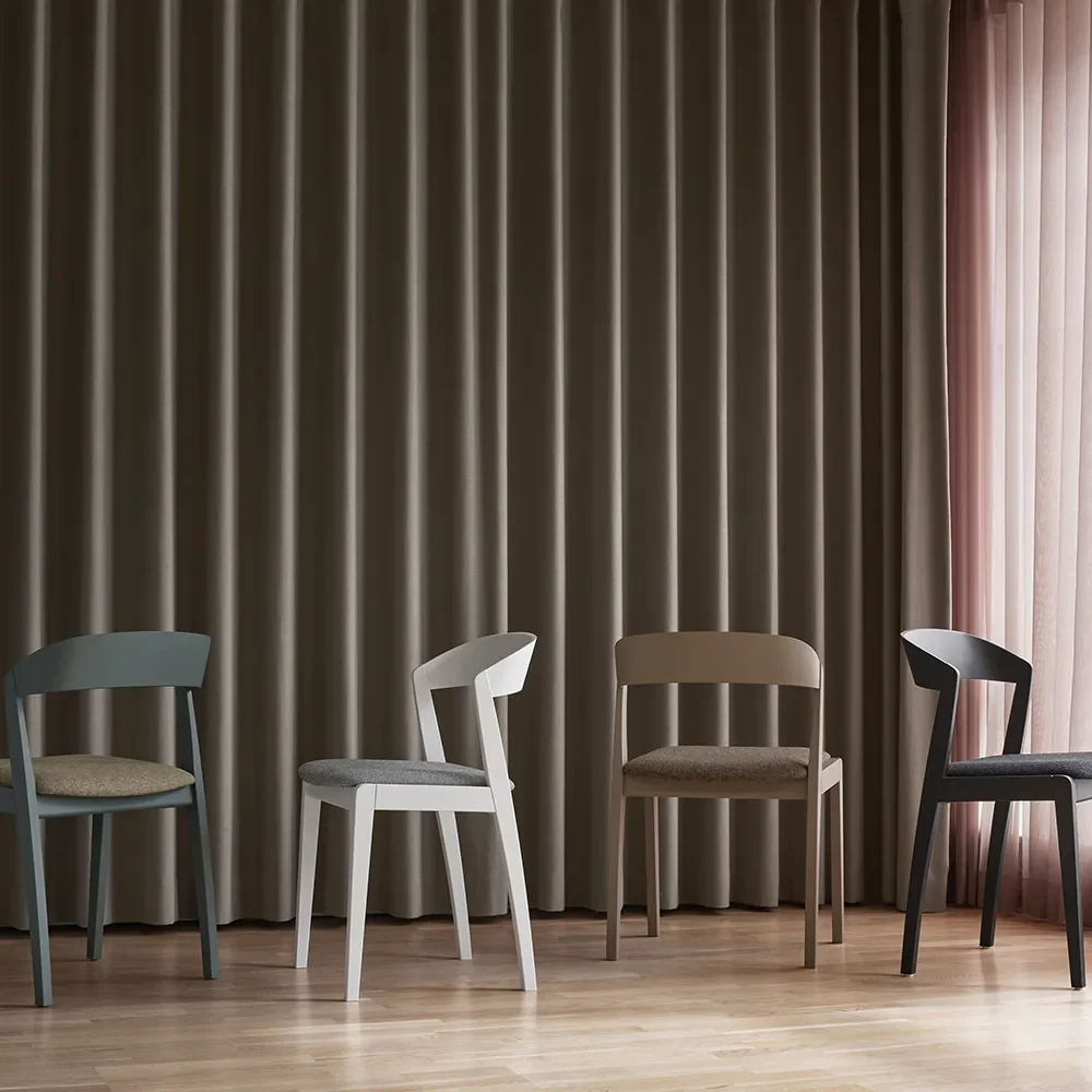 SM825 ruokapöydän tuoli Cat 1 Muskottipähkinä lakattu pyökki