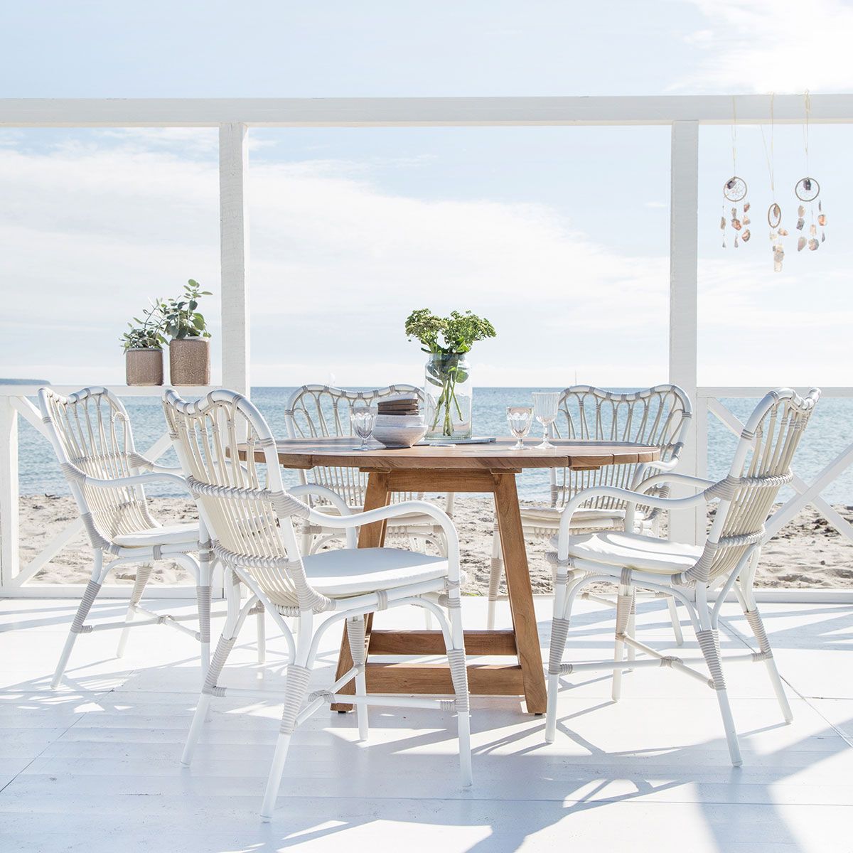 Margret-käsinojatuoli valkoisena / beige keinorottinkina