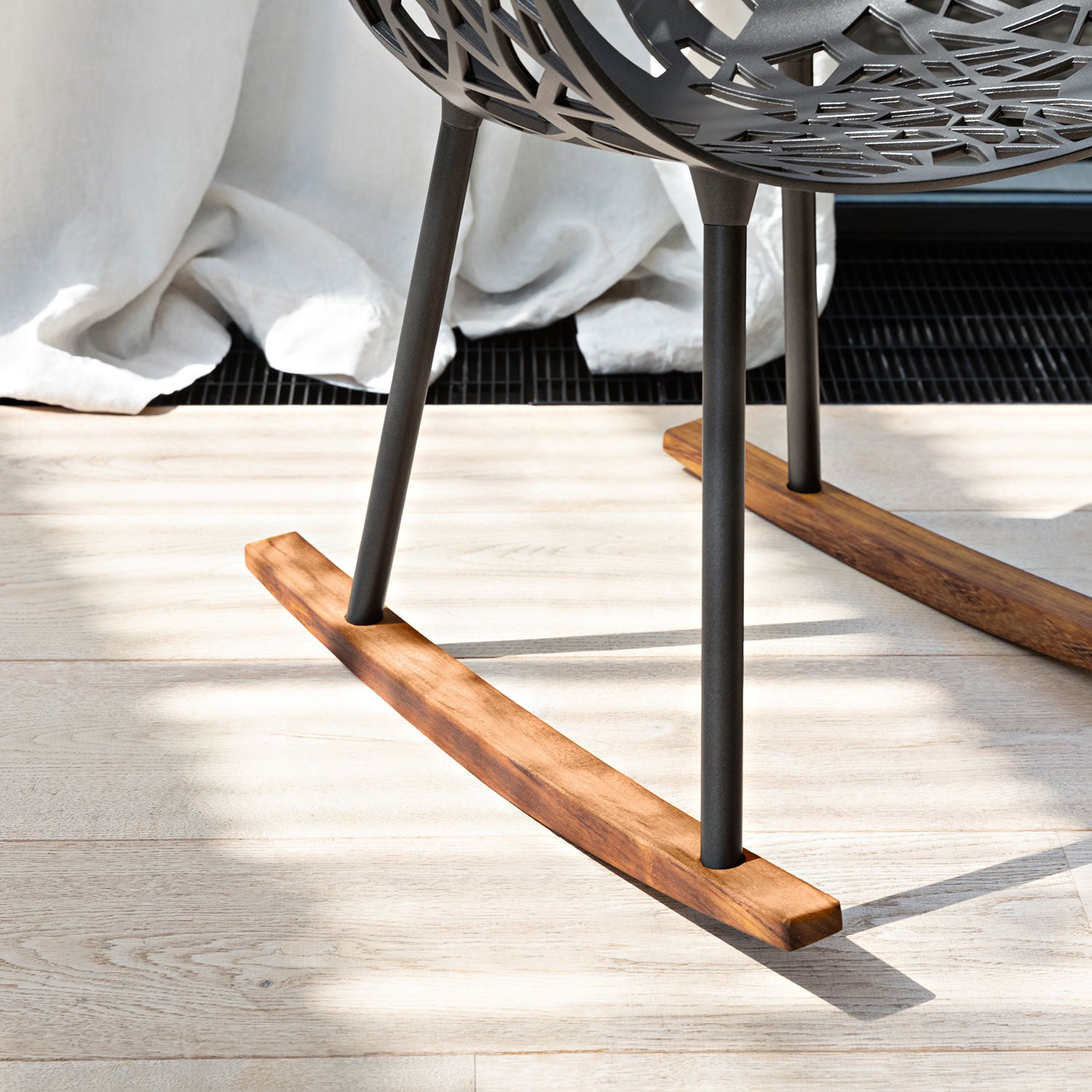 Forest keinutuoli Iroko/Metallic Grey