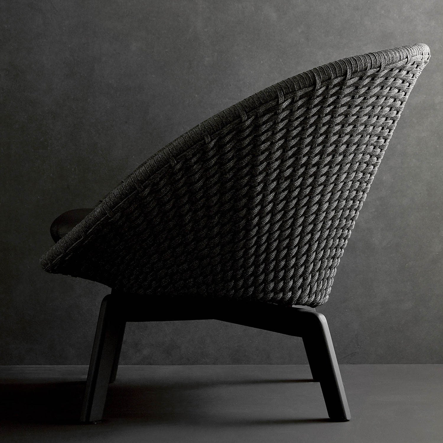 Peacock Lounge-nojatuoli Musta