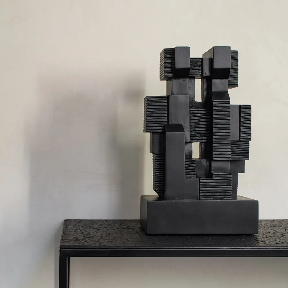 Block veistos mustaksi lakattua mahonkia